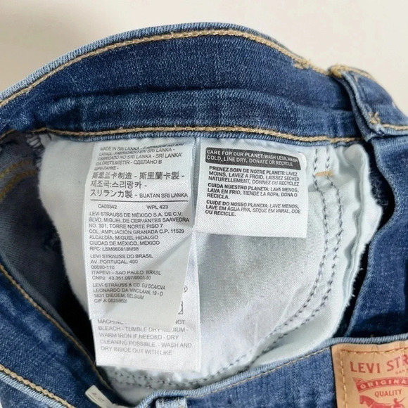 Levi’s Bermuda Shorts - Picture 5 of 9